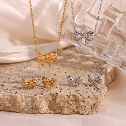 Elegante Collar de Acero Inoxidable con Forma de Lazo y Baño de Oro de 18K para Mujer