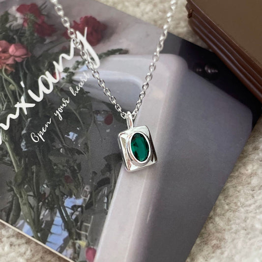Collar Minimalista de Plata de Ley 925 con Colgante Ovalado de Diamantes de Imitación Verdes para Mujer
