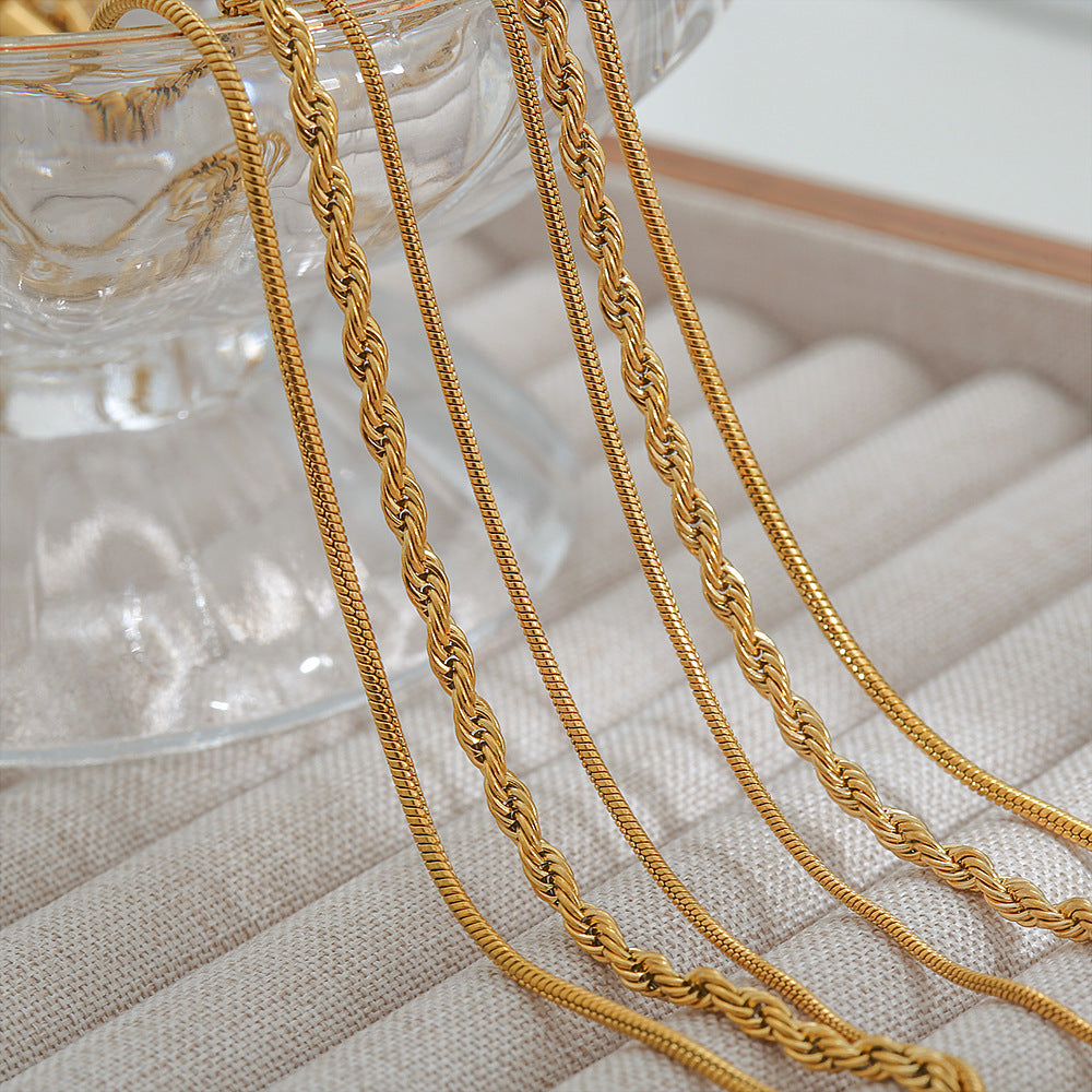 Collana a Catena Intrecciata Geometrica in Acciaio Inossidabile all'Avanguardia con Ciondolo in Acciaio al Titanio e Placcatura in Oro 18K