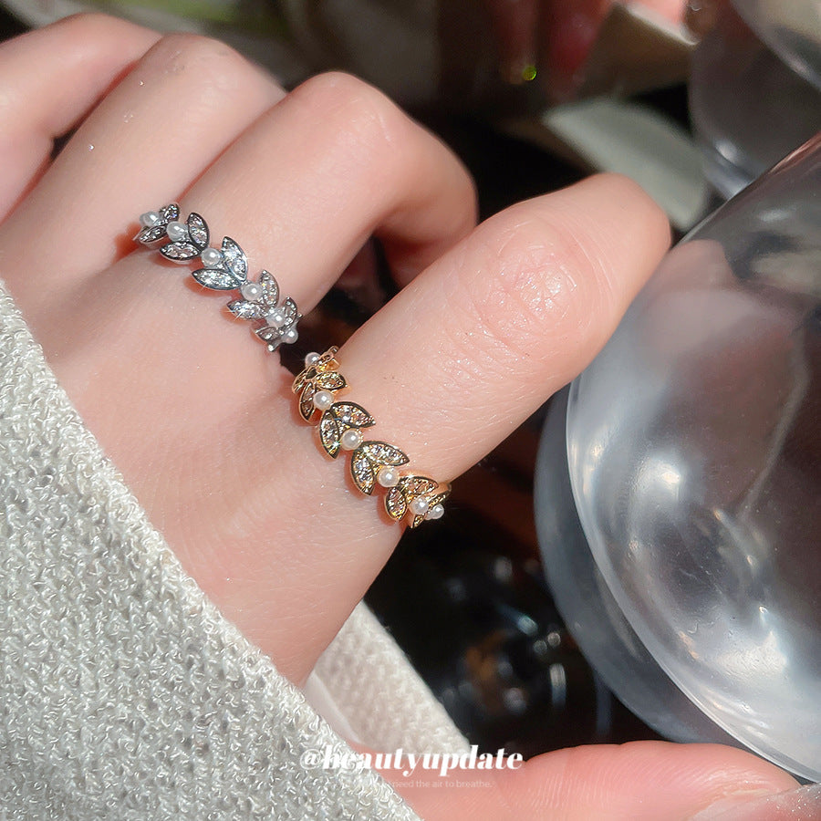 Anillo de lujo minimalista con perla en forma de espiga de trigo e incrustaciones de circonita para mujer