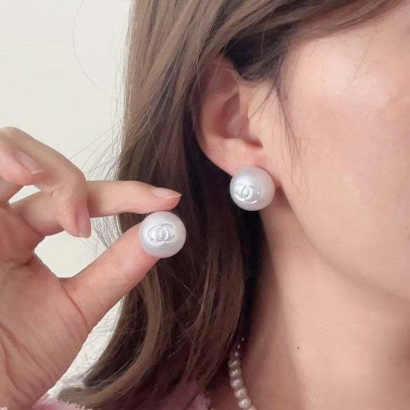 Orecchini a perno con perle nere e rosa, eleganti, di lusso, a doppia C, in argento sterling 925 placcato