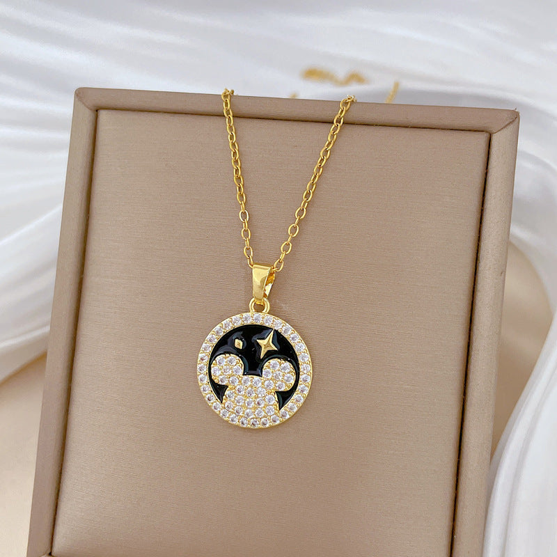 Collana con Ciondolo Orso Cartone Animato in Acciaio al Titanio con Finitura Smaltata e Intarsio di Strass per Donna Unisex Stile Geometrico Minimalista
