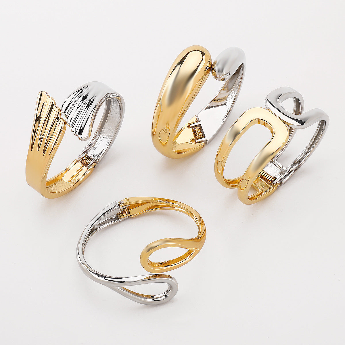 Bracciale in lega con motivo geometrico irregolare, design a molla, finitura metallica galvanizzata, bangle di tendenza
