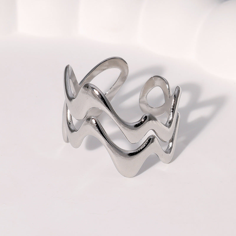 Anello da donna in acciaio inossidabile con texture a onda geometrica minimalista e finitura placcata