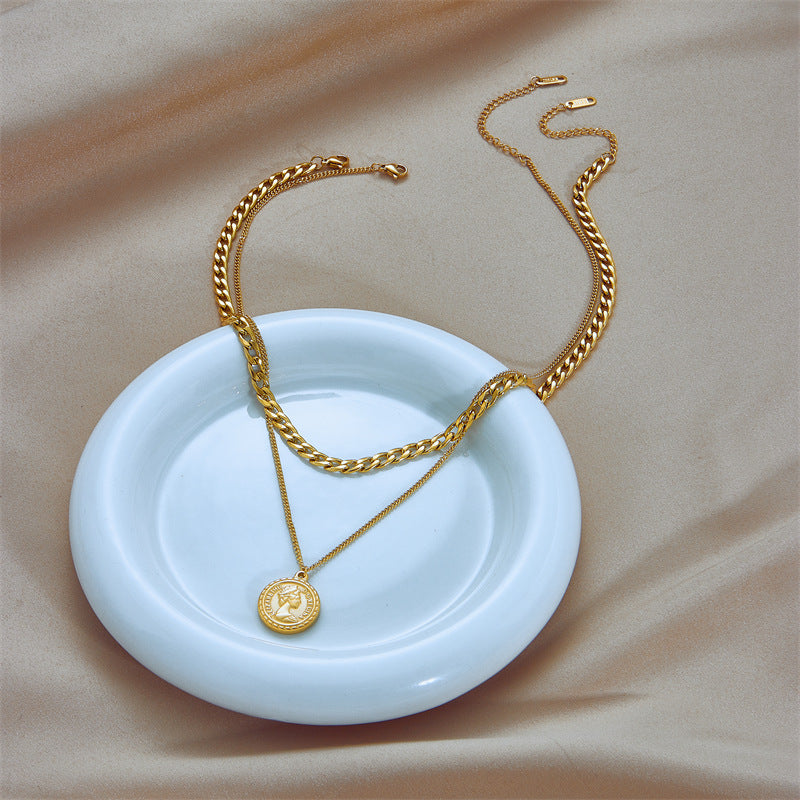 Collana a doppia catena serpente minimalista con ciondolo rotondo con design a ritratto di regina in acciaio inossidabile con finitura placcata