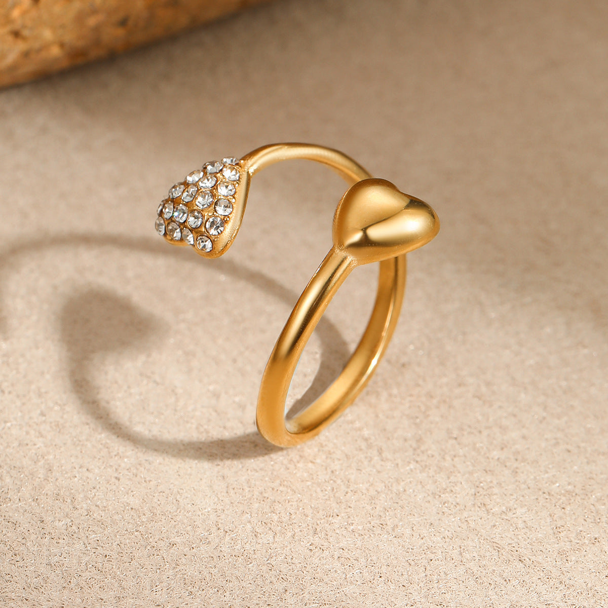 Anillo minimalista asimétrico en forma de corazón de acero inoxidable con baño de oro de 18 quilates, banda abierta ajustable para mujer