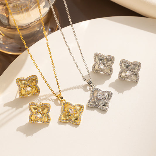 Collana con Ciondolo a Quadrifoglio Geometrico Minimalista da Donna in Acciaio al Titanio con Intarsio di Strass e Finitura Placcata