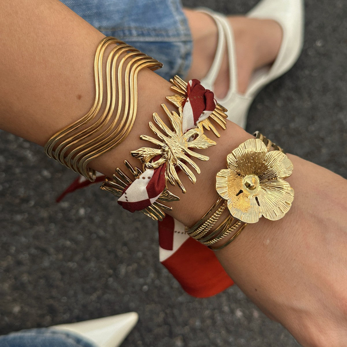 Bracciale rigido aperto vintage in acciaio inossidabile placcato con motivo floreale rotondo