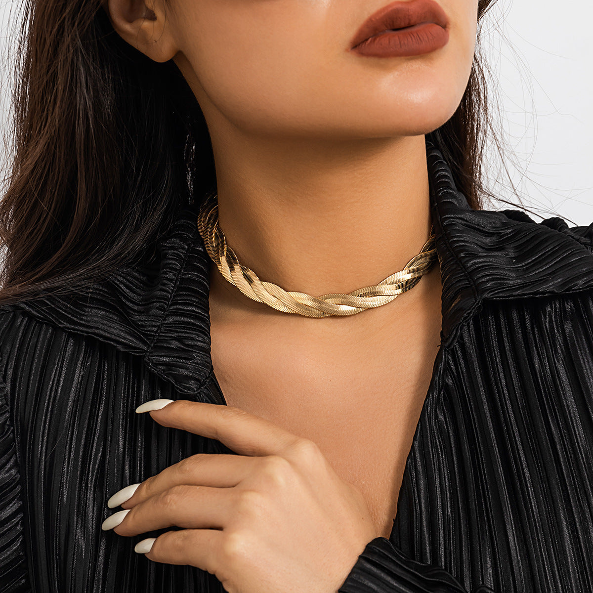 Collana girocollo da donna a catena serpente in rame, design geometrico minimalista e dall'estetica accattivante