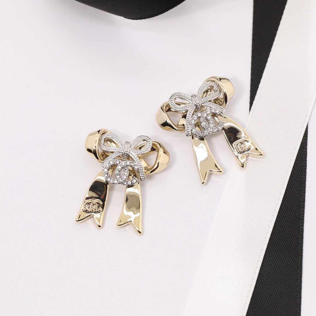 Collana da donna lusso elegante placcata oro con fiocco in ottone e strass