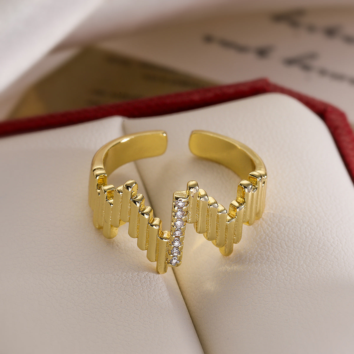 Anello da donna minimalista a onda geometrica con intarsio in zirconi e rame placcato oro
