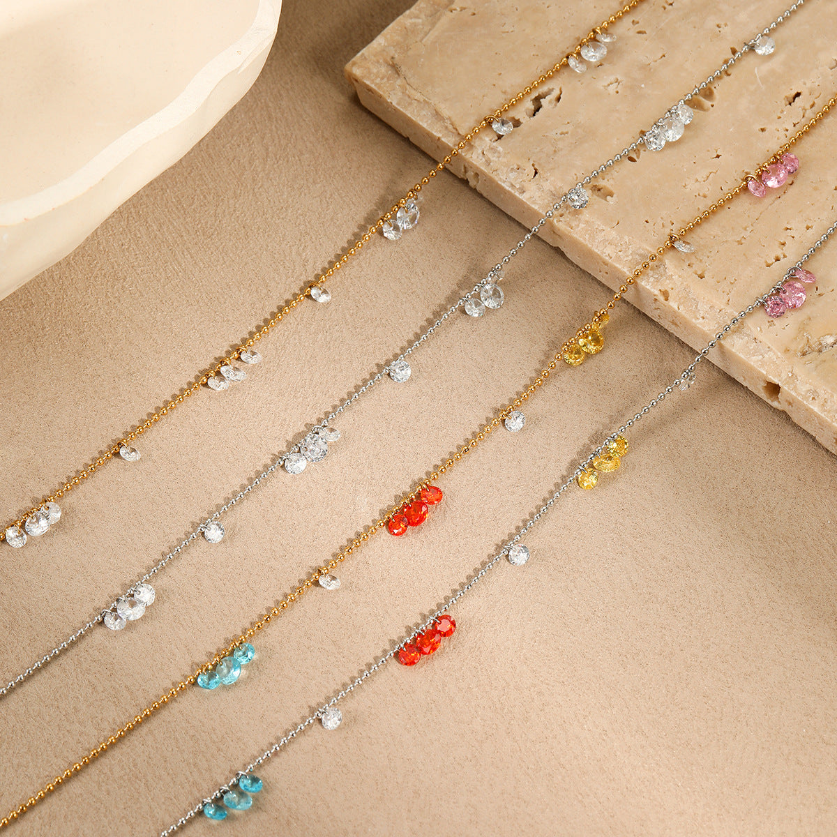 Collana da donna a clavicola minimalista geometrica in acciaio al titanio impreziosita da zirconia con placcatura in oro 18 carati