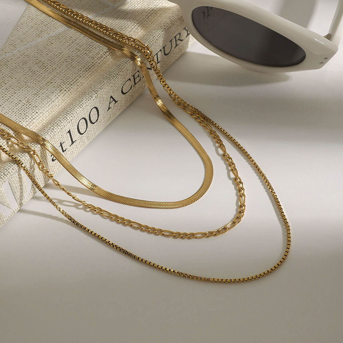 Collana da donna in acciaio inossidabile placcato con motivo a linea geometrica minimalista, catena leggera alla clavicola