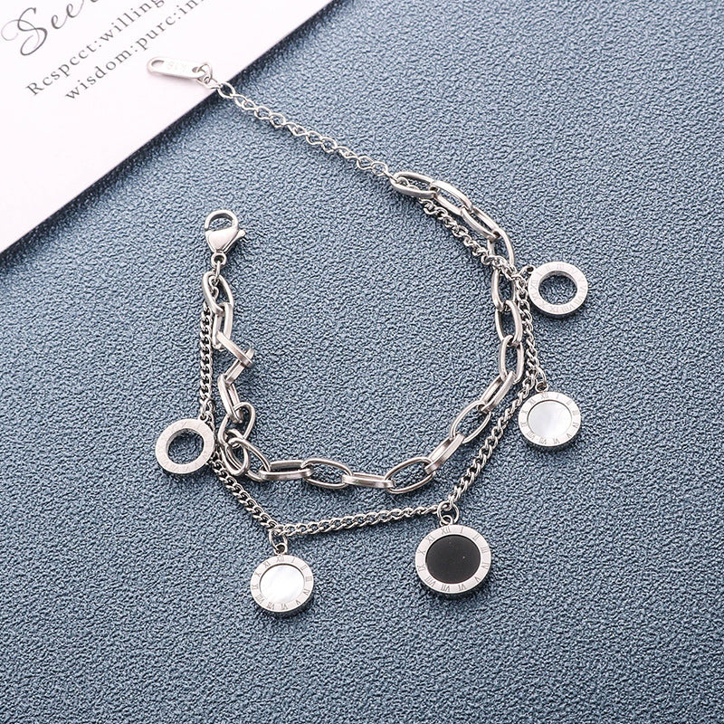 Bracciale minimalista a doppio strato con pendente a cerchio vuoto in acciaio al titanio, lavorato a mano e placcato