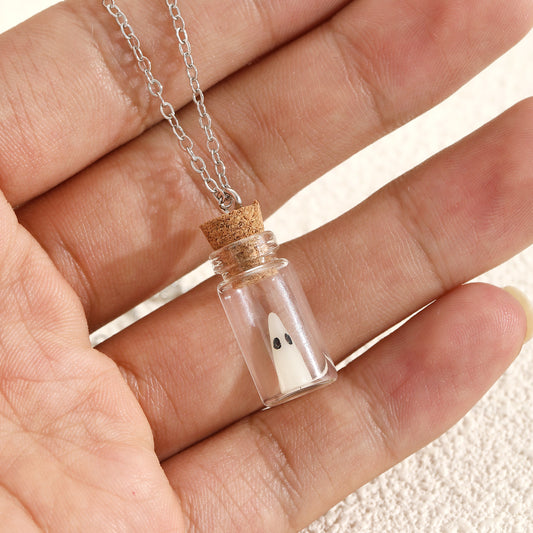 Collana con Ciondolo Fantasma che si Illumina al Buio per la Notte di Halloween, Ciondolo in Resina e Acrilico su Catena Regolabile alla Clavicola con Design a Cartone Animato