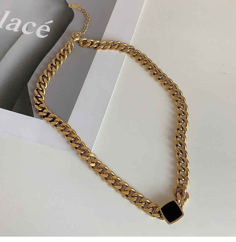 Collana a maglie cubane in acciaio al titanio, con design geometrico audace, per uomo e donna, con pendente a lucchetto nero a lunghezza regolabile