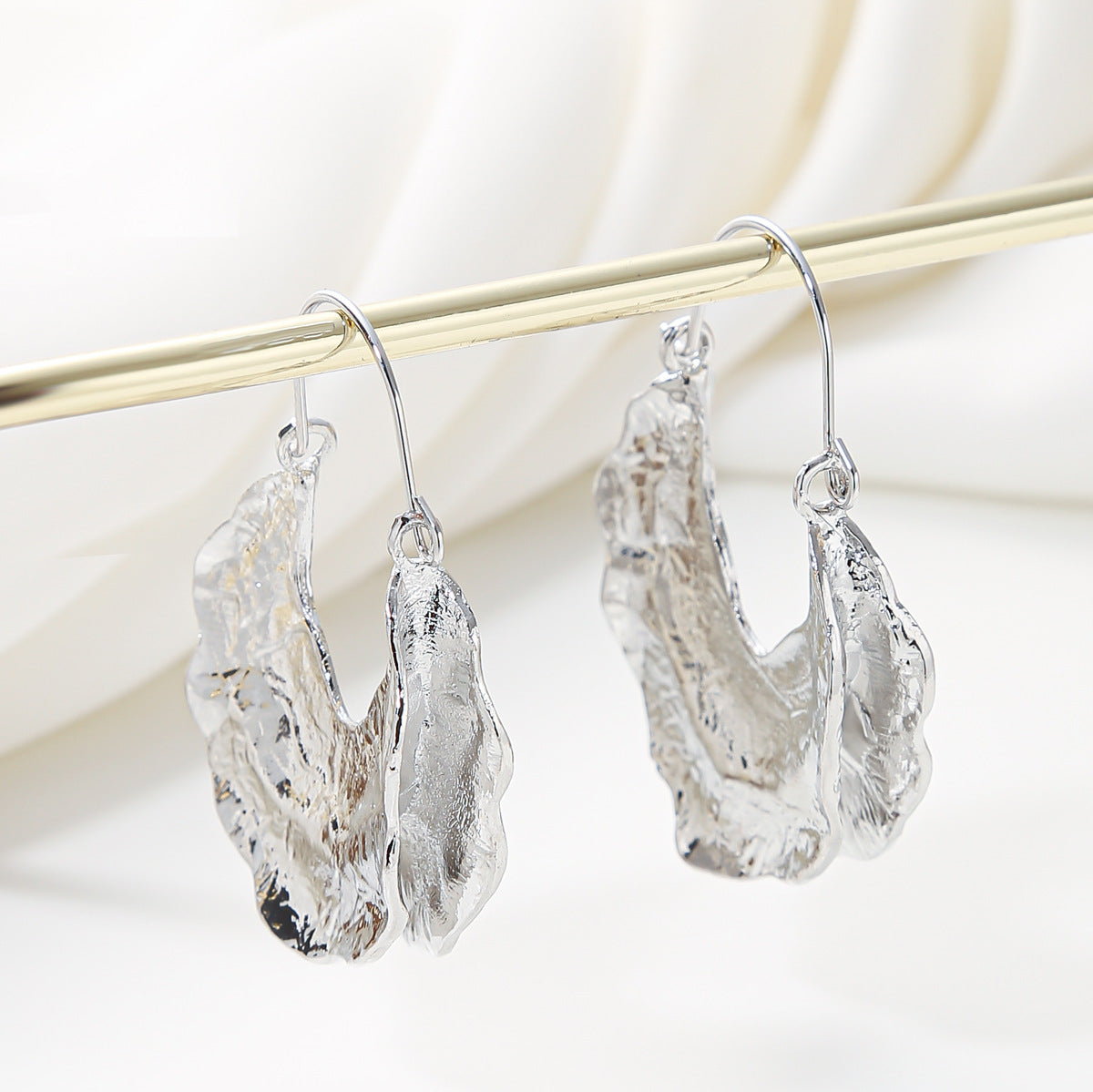 Pendientes Minimalistas Geométricos con Onda en Forma de U Chapados en Oro, de Aleación, con Diseño de Hoja Plegada para Mujer