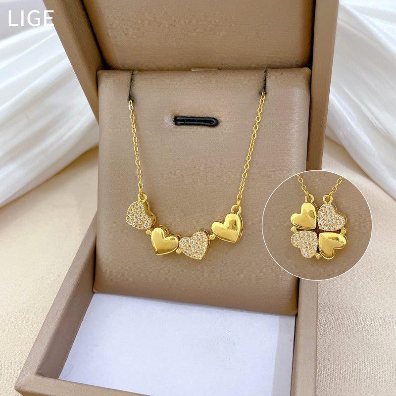 Collar con colgante de corazón y trébol de cuatro hojas de estilo de dibujos animados en acero de titanio con incrustaciones de diamantes de imitación y acabado chapado para mujeres y hombres