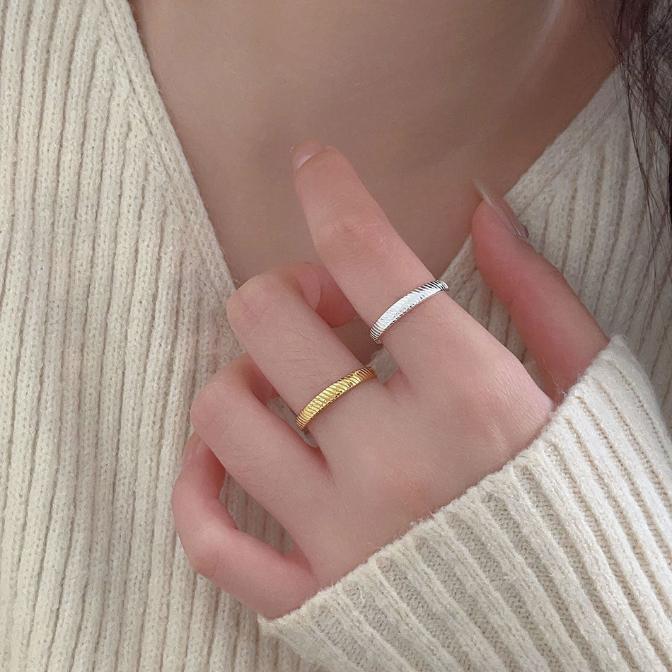 Anillo Minimalista de Plata de Ley 925 con Rayas para Mujer