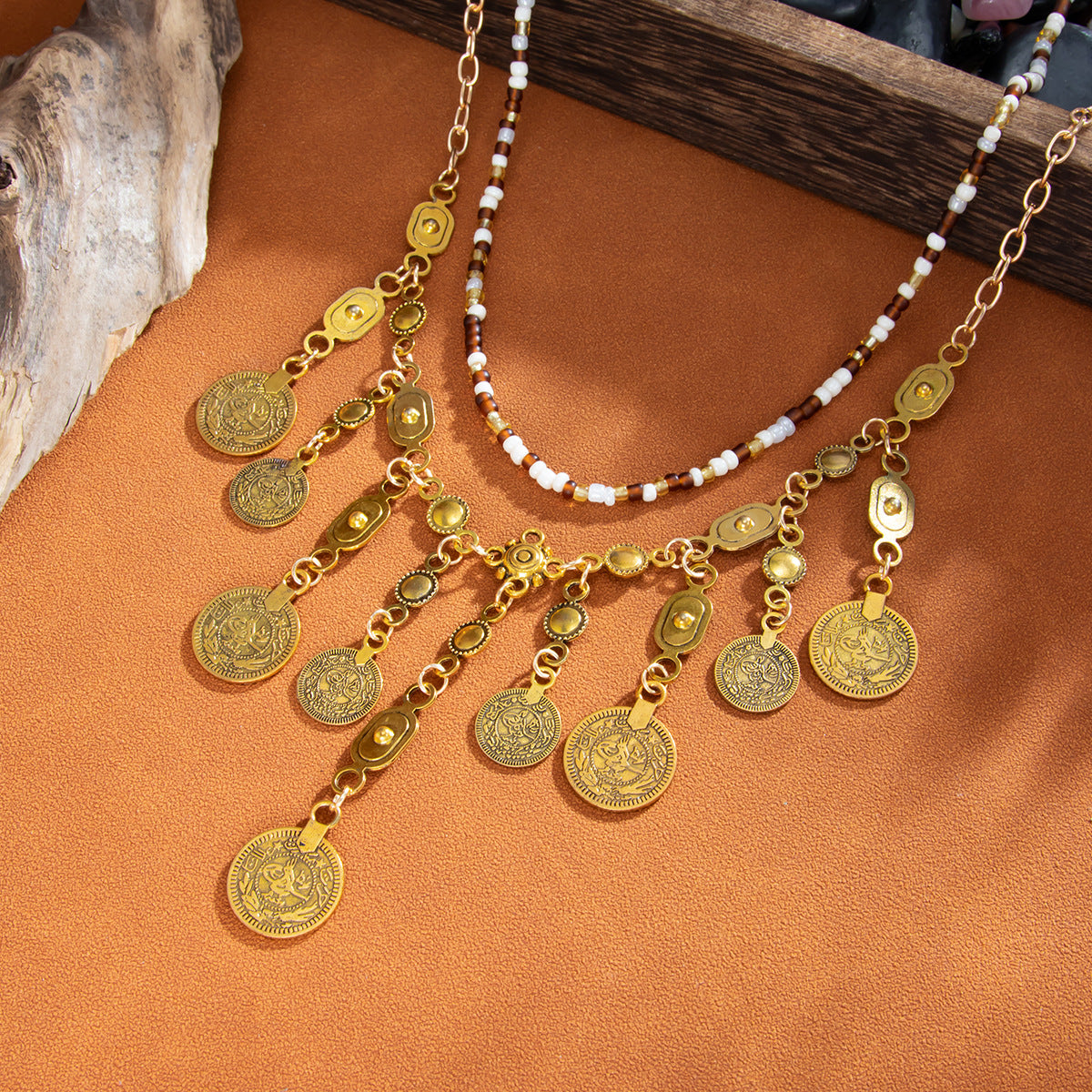 Collana con ciondolo geometrico in stile bohémien da donna con ciondolo a moneta in lega, nappina con perline e finitura placcata