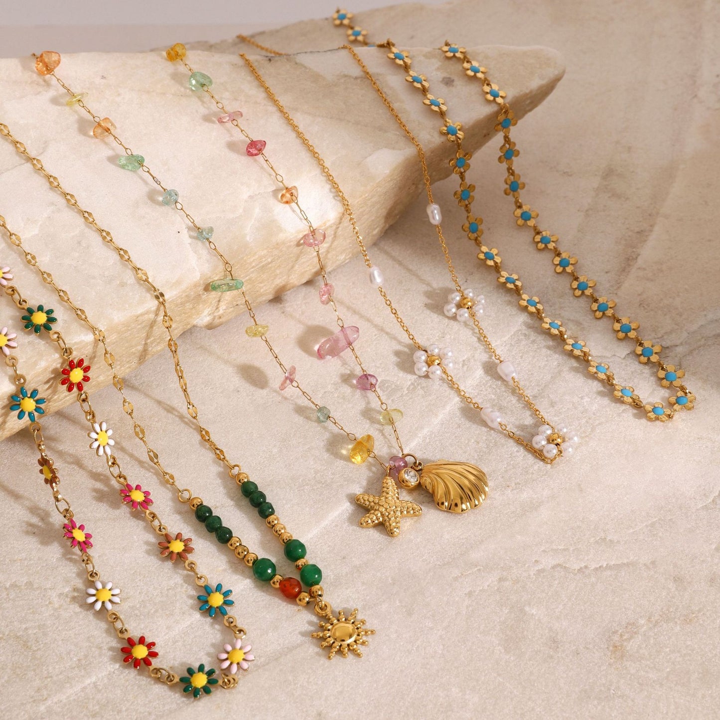 Collana con pendente bohémien geometrico in acciaio al titanio placcato oro con dettagli floreali da donna