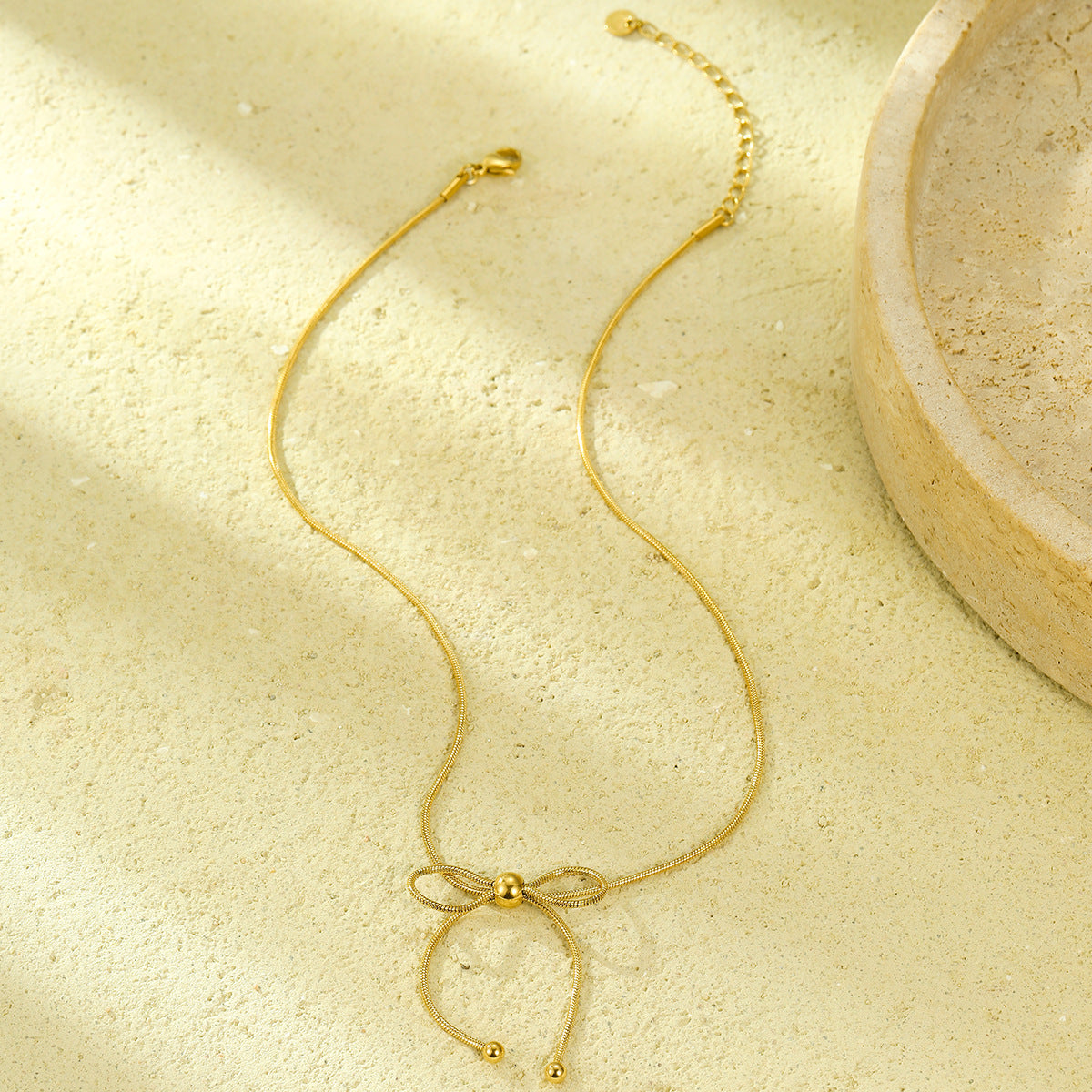 Collar Minimalista de Acero Inoxidable con Forma de Lazo y Acabado Chapado para Mujer, Cadena Ajustable para la Clavícula