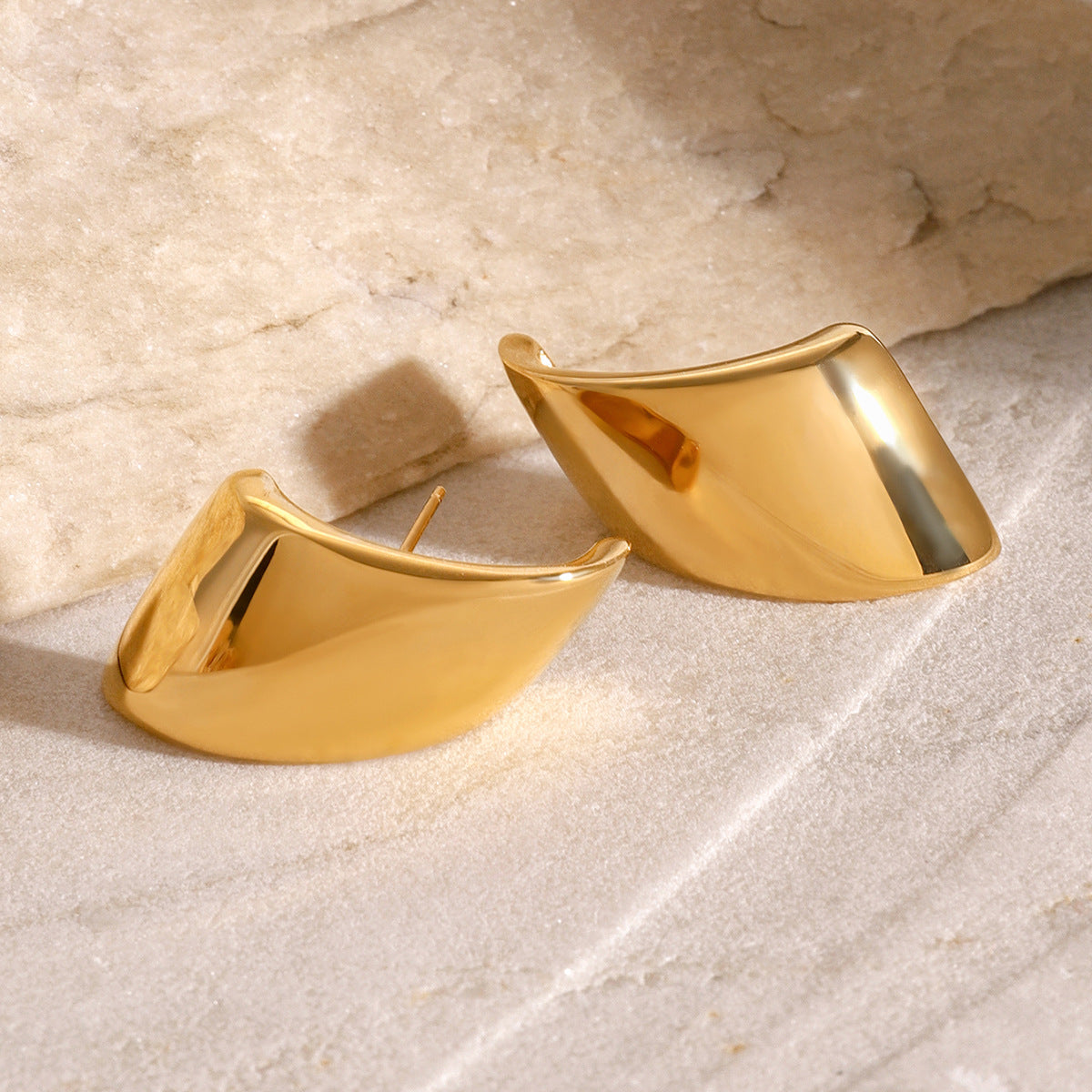 Orecchini a perno geometrici minimalisti in acciaio inossidabile placcato oro 18 carati da donna — Alla moda, adatti per l'ufficio
