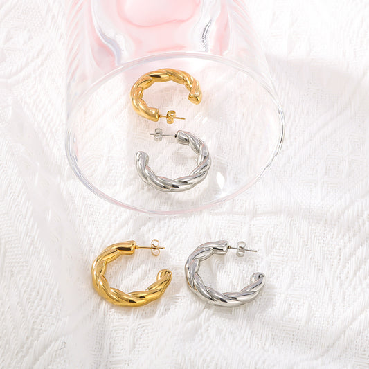 Aretes de declaración geométricos en forma de C para mujer, hechos de acero inoxidable con acabado de chapado al vacío de 18 quilates