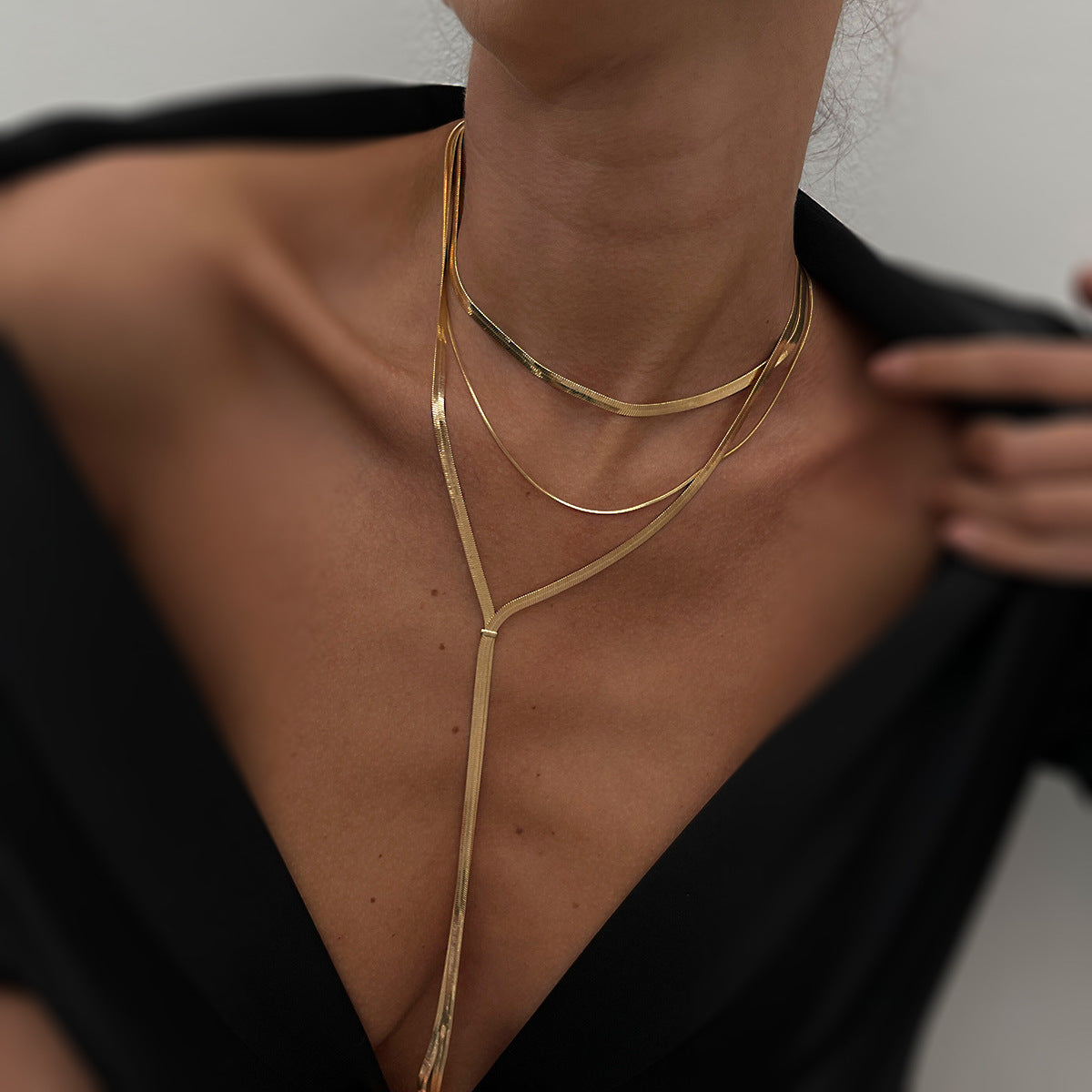 Collana da donna minimalista lunga con ciondolo a frange a V, con catena a serpente in rame placcato e design geometrico