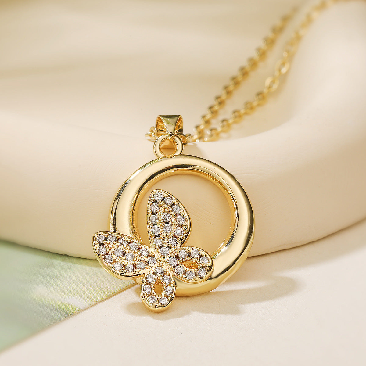Collar con colgante geométrico de mariposa minimalista para mujer con base de cobre chapada en oro real e incrustaciones de circonitas