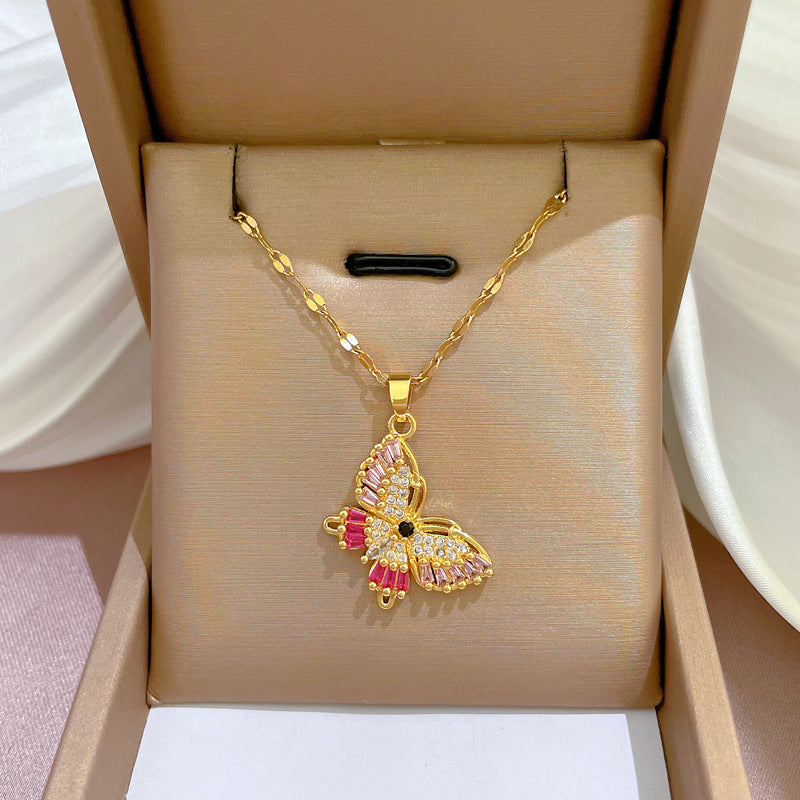 Collana con ciondolo a farfalla oversize in acciaio al titanio con dettagli micro-pavé, per donna, stile bohémien, catena clavicola