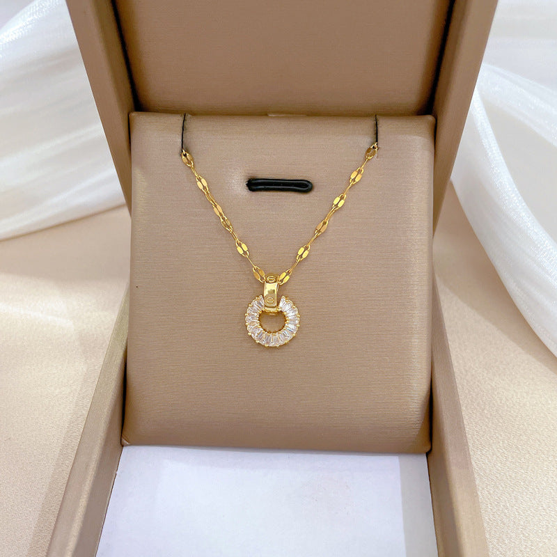 Collana Minimalista con Catena a Labbra in Acciaio al Titanio con Pendente in Rame e Intarsio di Strass