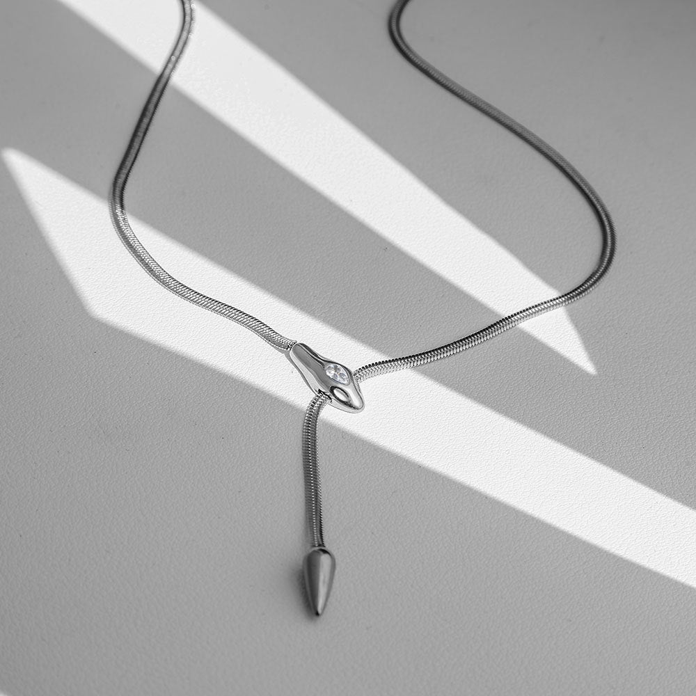 Elegante collana minimalista con ciondolo a testa di serpente in acciaio inossidabile con finitura placcata su catena a serpente da donna