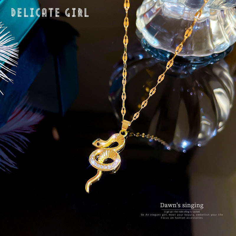 Elegante Collana da Donna con Ciondolo Geometrico Micro-Pavé in Acciaio al Titanio Delicata Catena alla Clavicola con Intarsio di Strass
