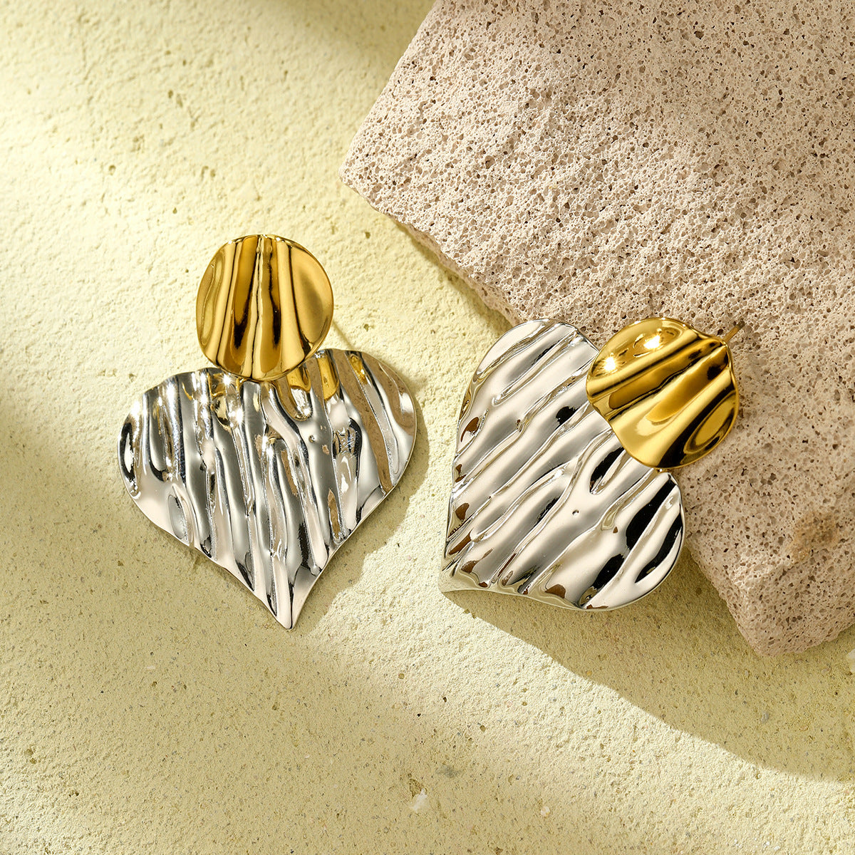 Pendientes de acero de titanio con patrón irregular de ondas y corazón, estilo vintage, para mujer con acabado chapado