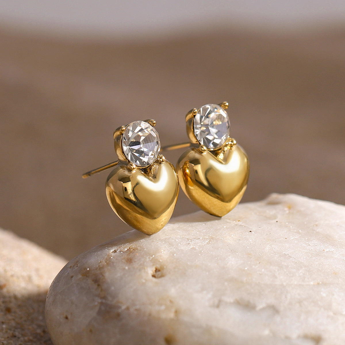 Orecchini minimalisti in acciaio inossidabile a forma di cuore con placcatura in oro 18 carati e intarsio di strass bianchi da donna