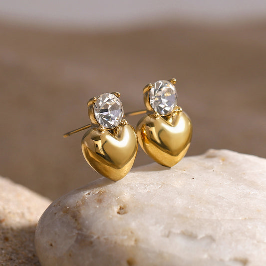 Orecchini minimalisti in acciaio inossidabile a forma di cuore con placcatura in oro 18 carati e intarsio di strass bianchi da donna