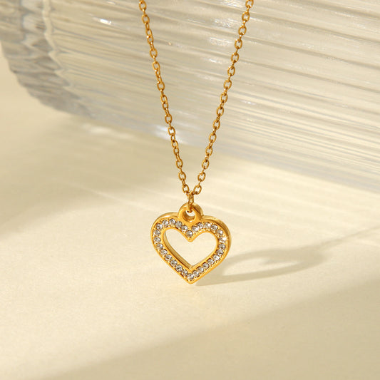 Collana con Ciondolo a Cuore Cavo Minimalista da Donna in Acciaio Inossidabile con Intarsio di Zirconi e Catena in Acciaio al Titanio Placcato