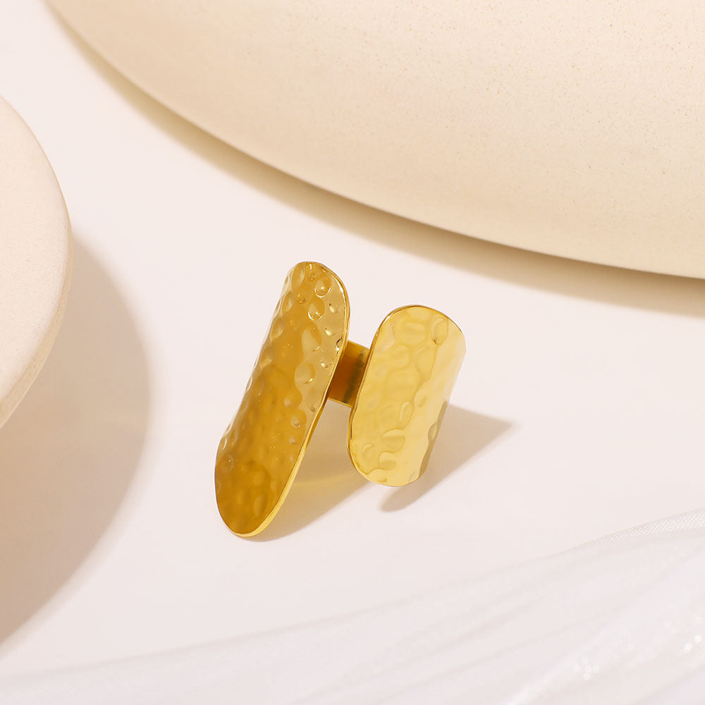 Geometric Oval Hammered Stainless Steel Ring with 18K Gold Plating for Unisex Wear