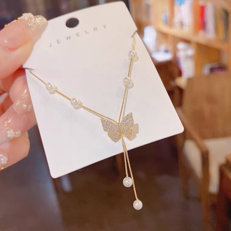 Collana con Ciondolo a Farfalla Minimalista in Acciaio al Titanio con Intarsio di Perle e Finitura Placcata per Donne e Uomini