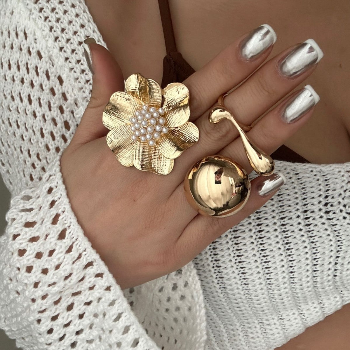 Elegante Anillo de Perlas Redondas con Diseño Floral de Aleación para Mujer