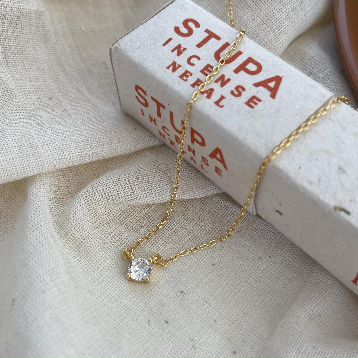 Collar Colgante Geométrico Minimalista de Plata de Ley 925 con Engaste de Circonita de Cuatro Garras en Cadena Cubana