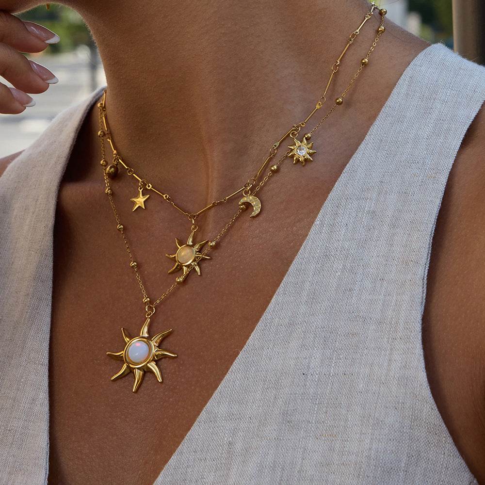 Collana da donna con ciondolo minimalista in acciaio al titanio a forma di sole e catena in acciaio inossidabile placcato