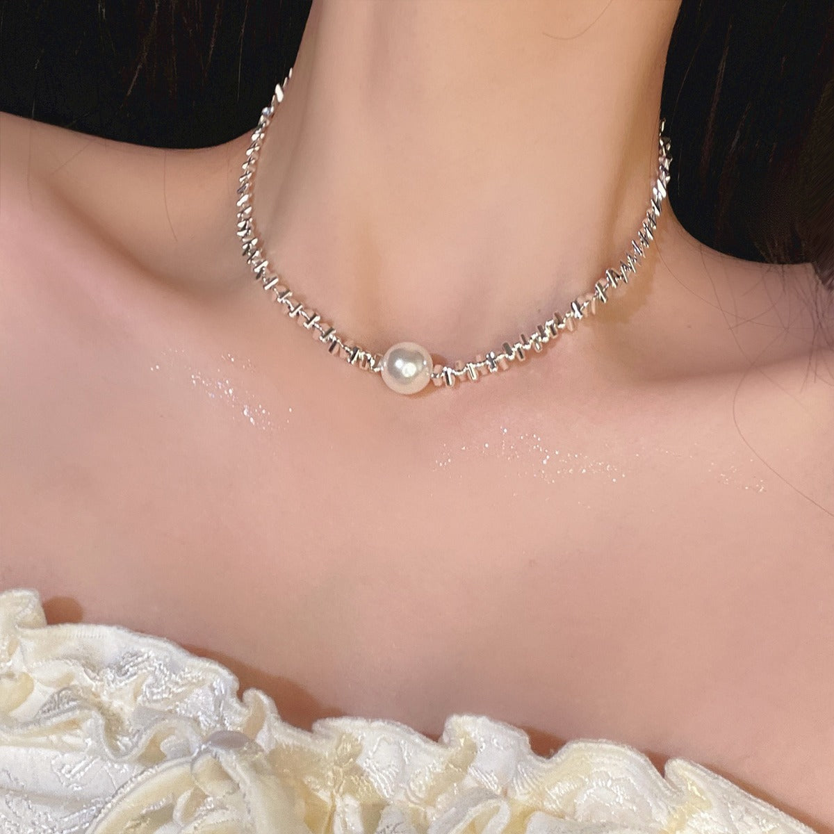 Collana con pendente geometrico minimalista da donna, catena a medaglione in lega con finitura galvanizzata e design irregolare