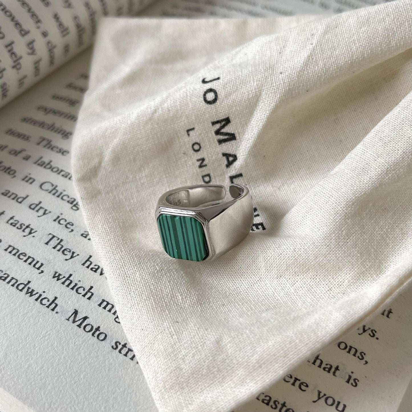 Anillo Minimalista Geométrico Verde Turquesa en Plata de Ley 925 con Patrón de Tierra Texturizado