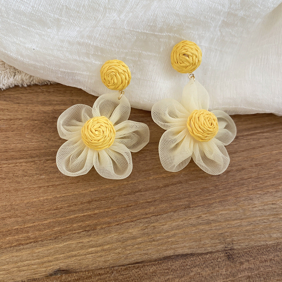 Orecchini floreali freschi e dolci con fiori in tessuto e perni in acciaio inossidabile da donna
