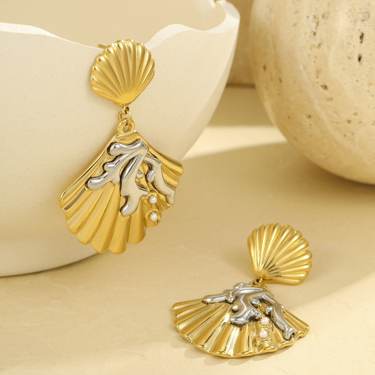 Pendientes, anillos y collar de acero inoxidable geométricos inspirados en el océano con chapado en oro de 18 quilates, textura de concha y detalles de estrellas