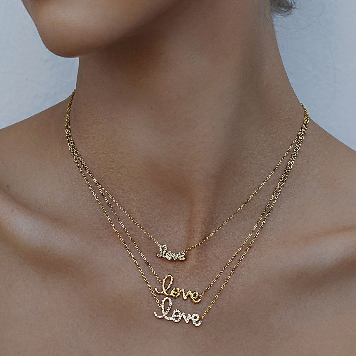 Elegante Collar de Letras Geométricas de Acero Inoxidable con Incrustaciones de Pedrería y Acabado Chapado para Mujer