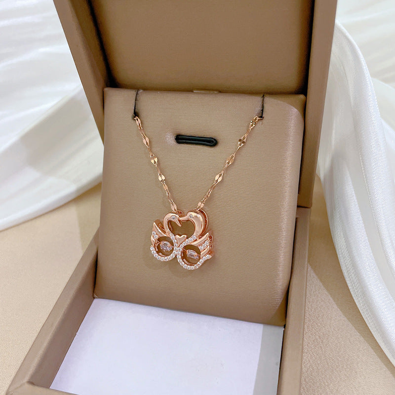 Elegante collar con colgante de cisne para mujeres y hombres, cadena de acero de titanio con incrustaciones de diamantes de imitación, estilo relicario de lujo, diseño geométrico minimalista