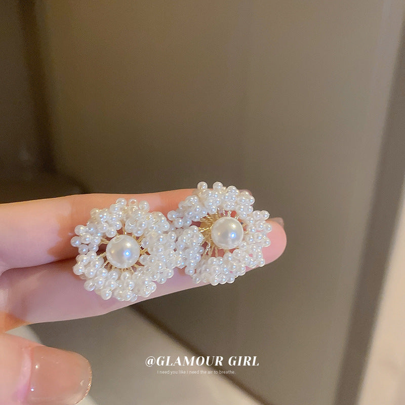 Elegantes pendientes florales de perlas con postes de plata chapados en oro para mujer